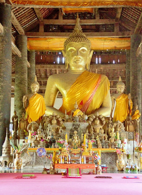 Pha Bang Buddha statue