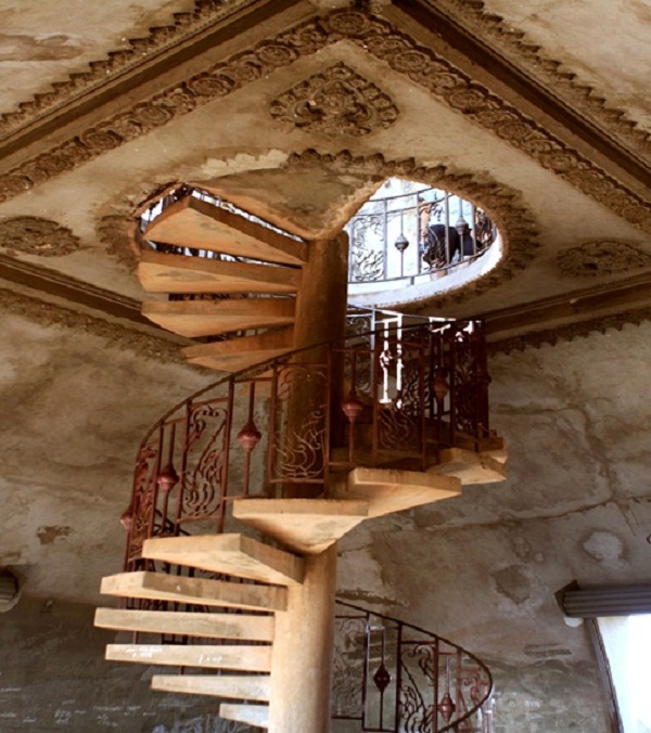 The stairs to go up the top of the Patuxay Monument