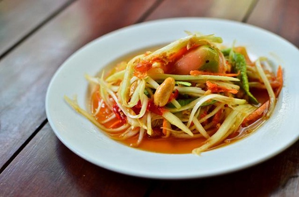 Green papaya salad is a favorite street food for tourists to taste