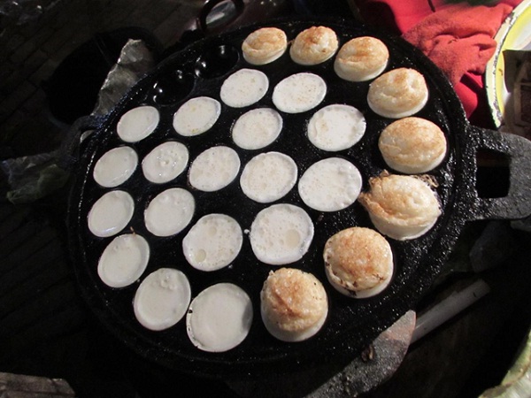 Steamed dumplings are handmade and tasted with special sauce