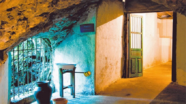 Vieng Xai’s bomb –shelter cave