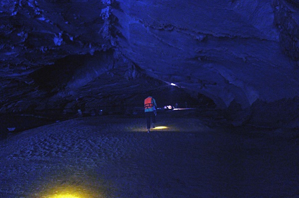 Navigate in Kong Lo cave