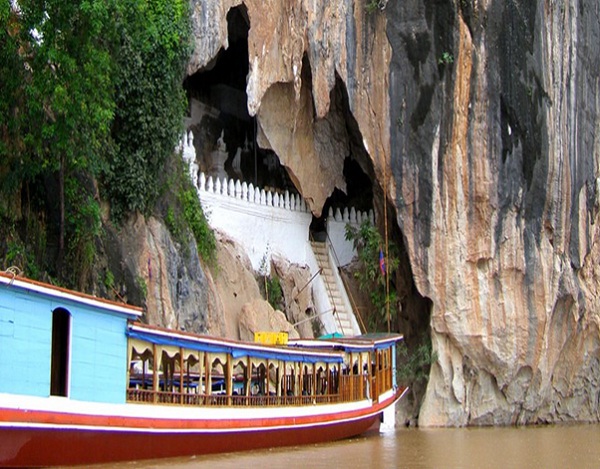 Boat to Kuang Si