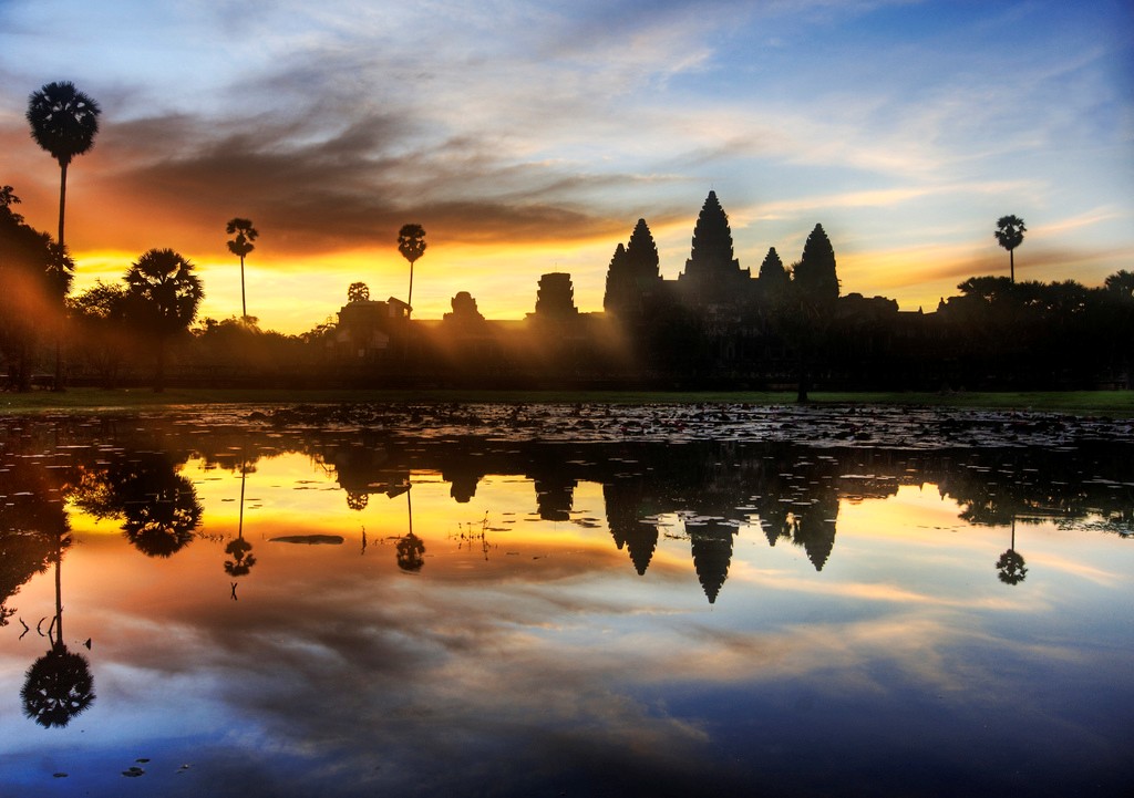 Admire the dawn in Angkor Wat makes your mind peaceful