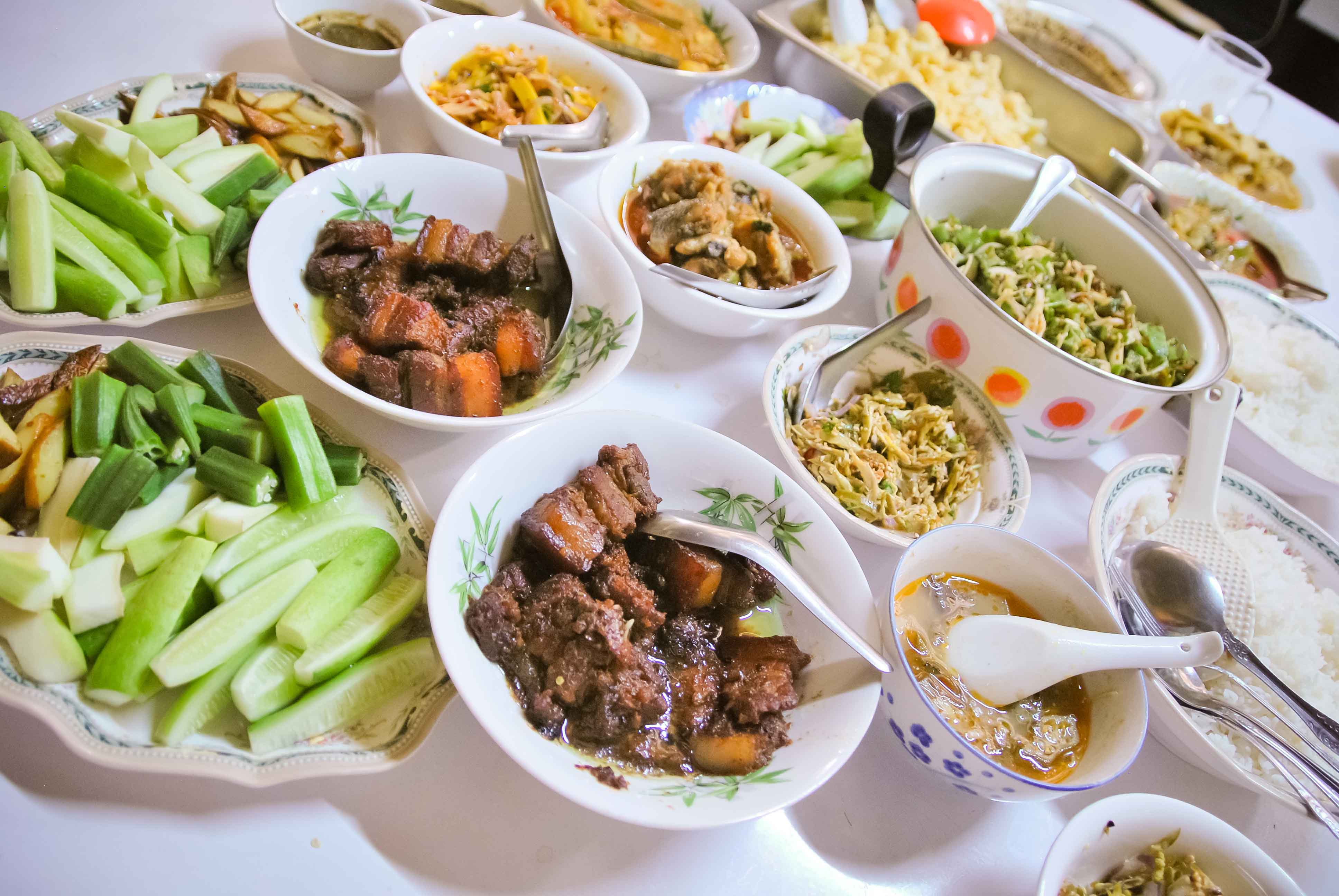 Having meal in restaurant with fixxed price to avoid being over-charged