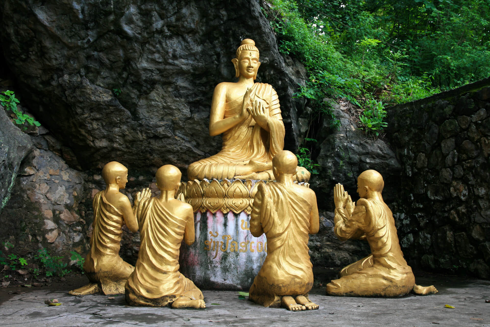 The peaceful religious corner of Mount Phou Si temple
